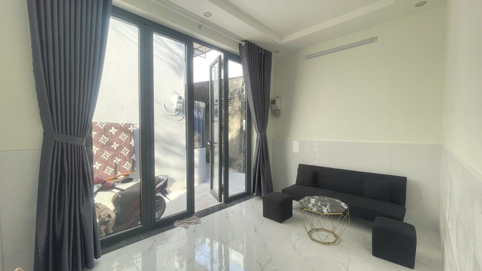 Tùy khu vực, giá dao động từ 1 tỷ đến hơn 5 tỷ đồng, tùy diện tích và vị trí.