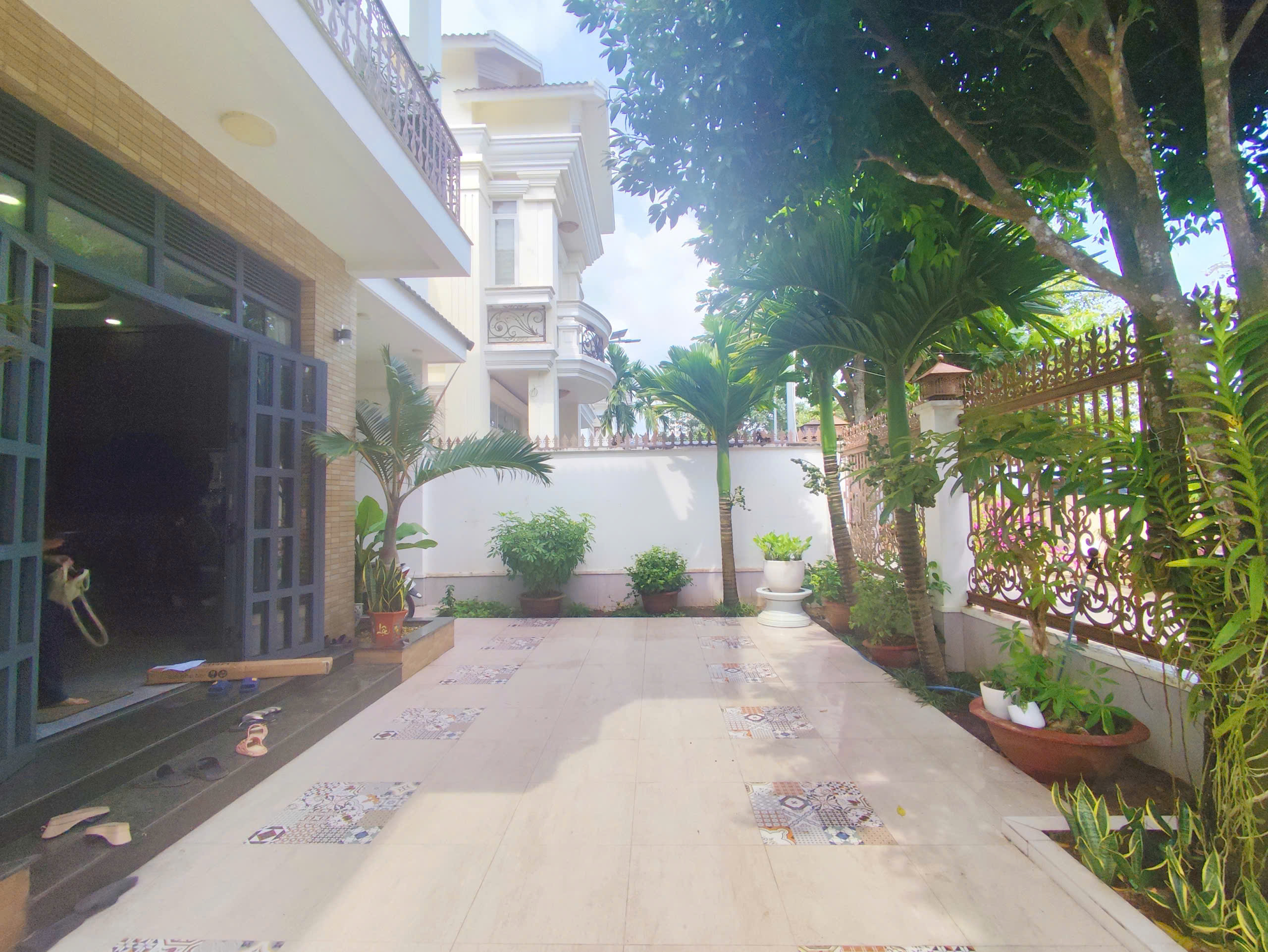 36166687882213679651