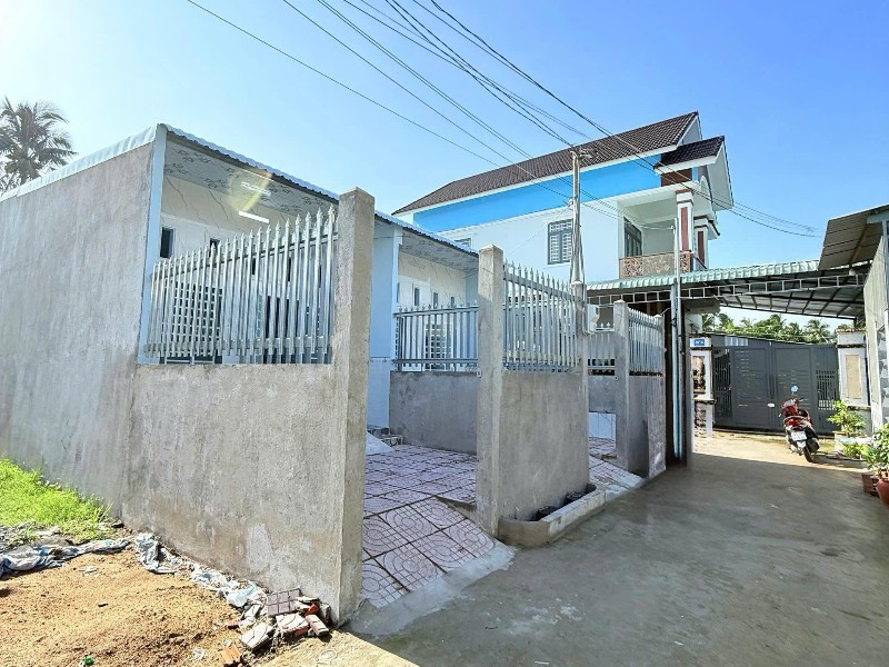 Những căn nhà giá rẻ đang được cho thuê giáp với kdc Hồng Loan tạo thuận lợi cho những người có thu nhập trung bình - nhưng cũng hưỡng được nhiều tiện ích xung quanh KDC Hồng Loan