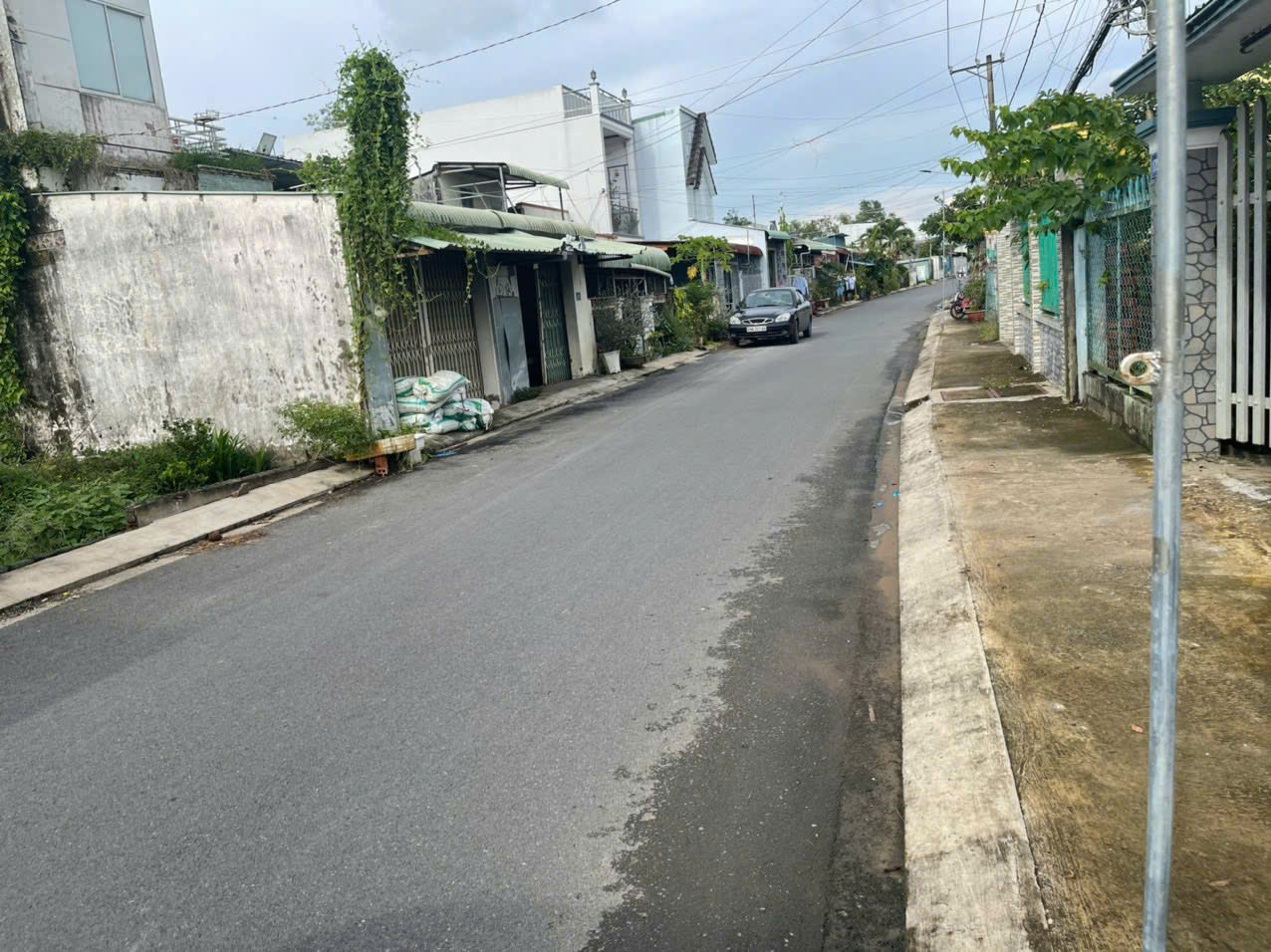 Nhà trệt có sân đậu ô tô, phù hợp hộ gia đình nhỏ tại Cần Thơ